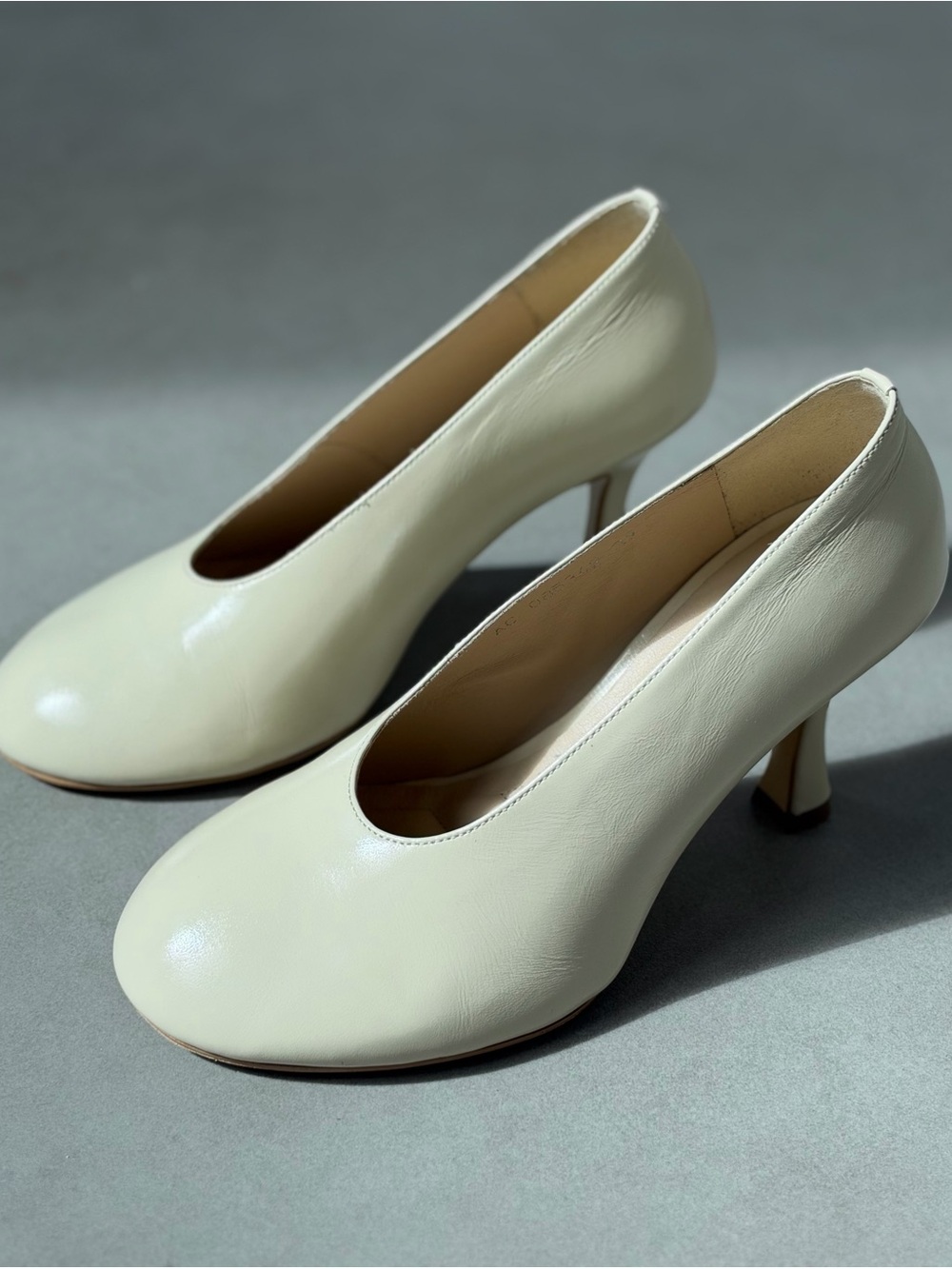 Cream/Ivory Mid Heel Round-Toe Pumps